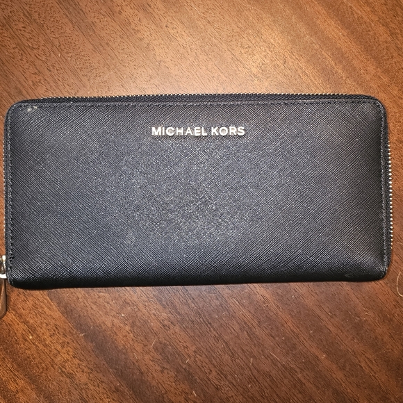 Michael Kors Handbags - Michael Kors Wallet in black zippy wallet